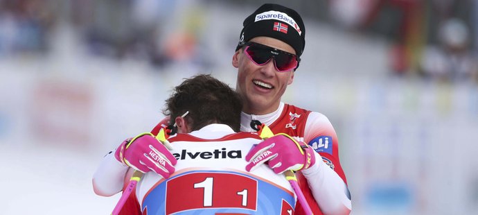 Norové Emil Iversen a Johannes Hoesflot Klaebo se radují v cíli týmového sprintu