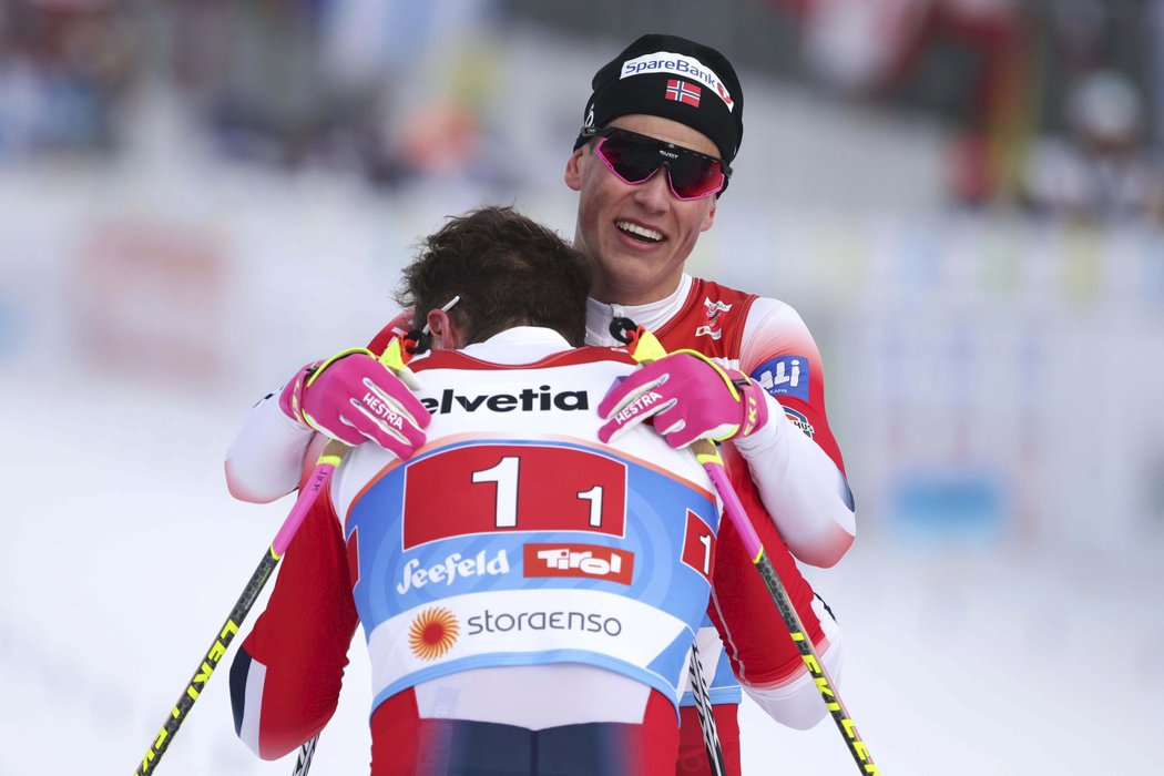 Norové Emil Iversen a Johannes Hoesflot Klaebo se radují v cíli týmového sprintu