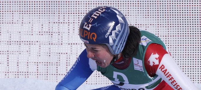Dominique Gisinová se sbírá po pádu ve sjezdu na mistrovství světa