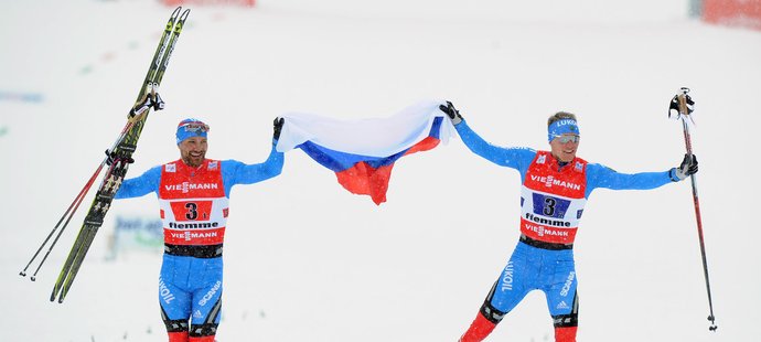 Ruská dvojice Alexej Petuchov a Nikita Krjukov (vpravo) slaví zlato z mistrovství světa