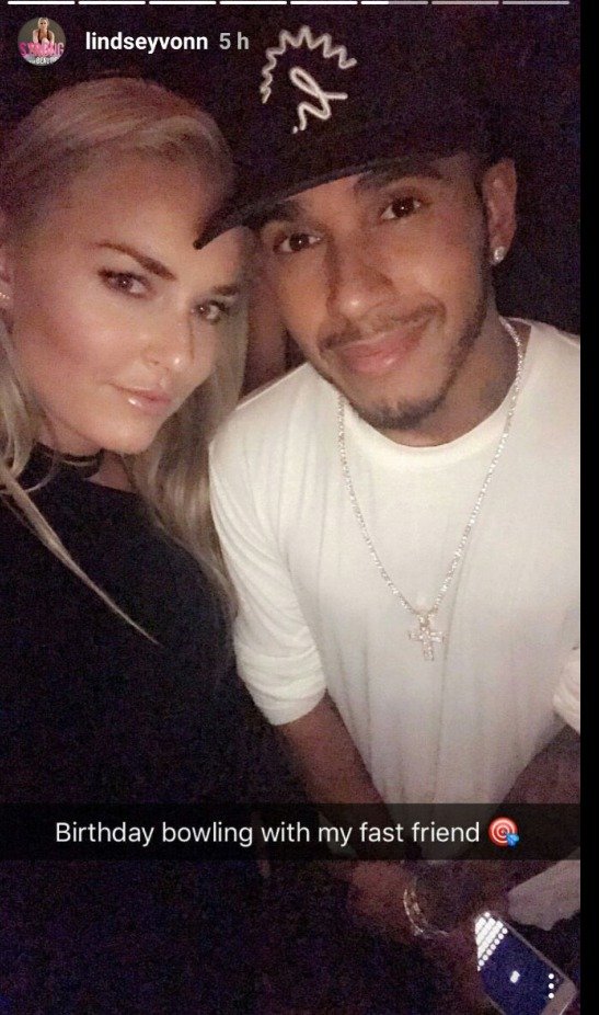 Lindsey Vonnová a Lewis Hamilton.