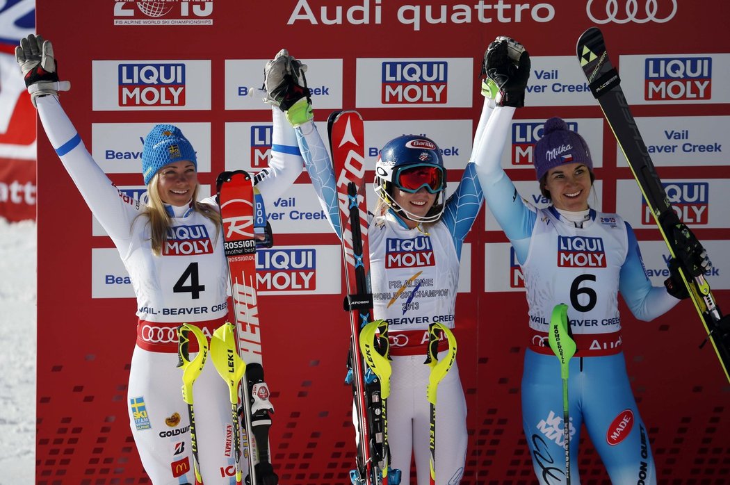 Lyžařka Šárka Strachová (vpravo) vybojovala čtvrtou medaili v kariéře ve slalomu na mistrovství světa, na šampionátu v americkém Beaver Creeku obsadila třetí místo. Titul obhájila domácí favoritka Mikaela Shiffrinová, stříbro má Frida Hansdotterová ze Švédska.