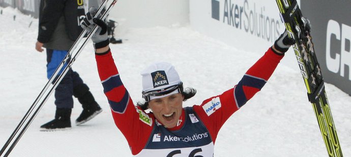 Marit Björgenová se raduje ze zisku své třetí zlaté medaile na domácím mistrovství světa