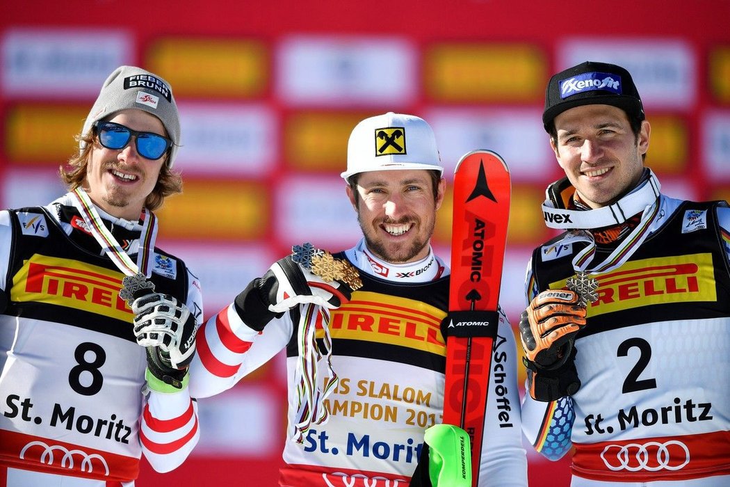 Stříbrný slalomář Manuel Feller, zlatý Marcel Hirscher a bronzový Felix Neureuther na MS alpských lyžařů 2017.