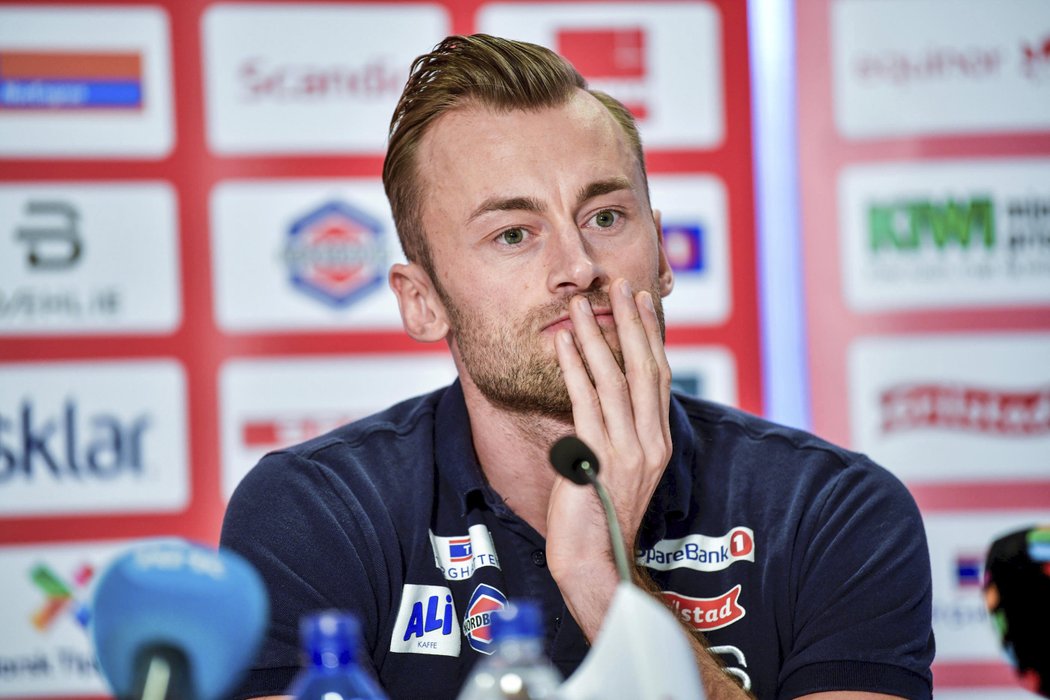 Petter Northug na tiskové konferenci, kde oznámil konec kariéry