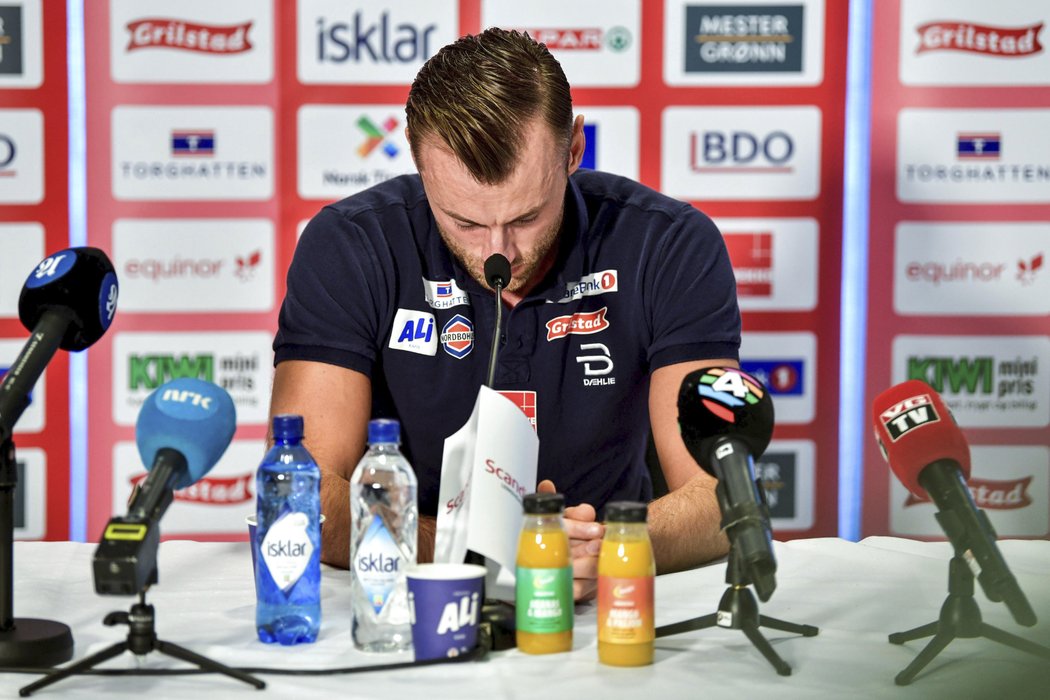 Petter Northug na tiskové konferenci, kde oznámil konec kariéry