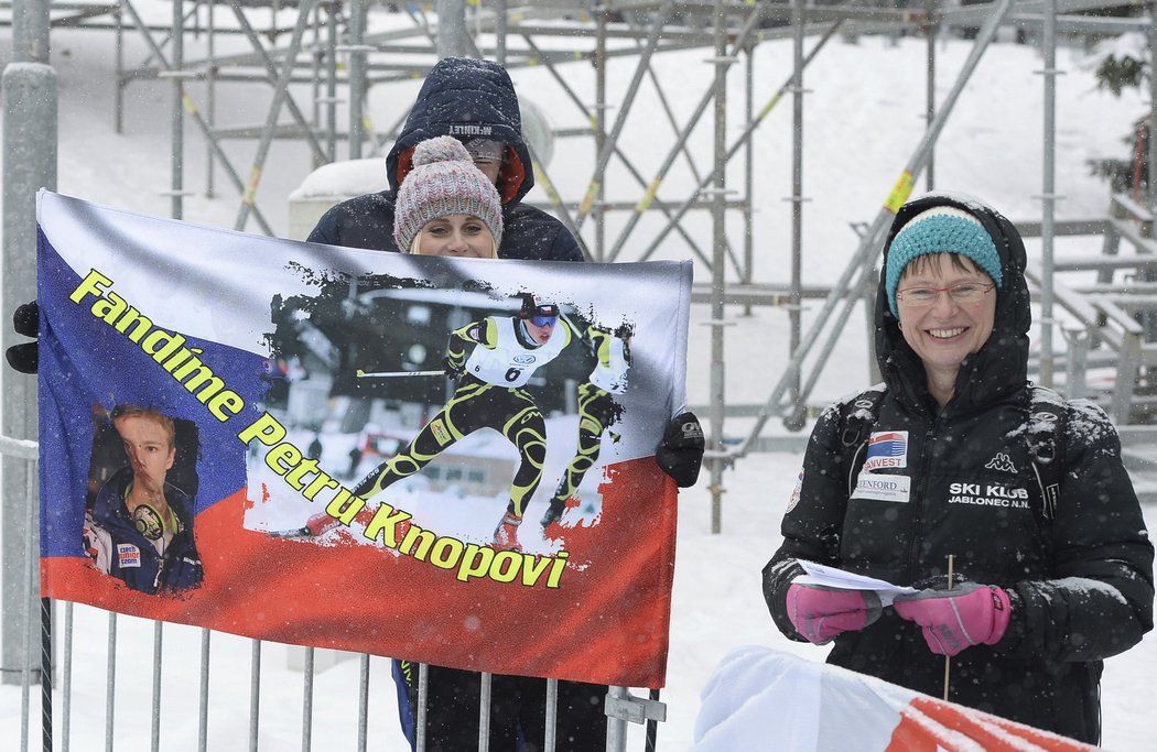 Fanoušci českého lyžaře Petra Knopa na domácím SP v Novém Městě na Moravě