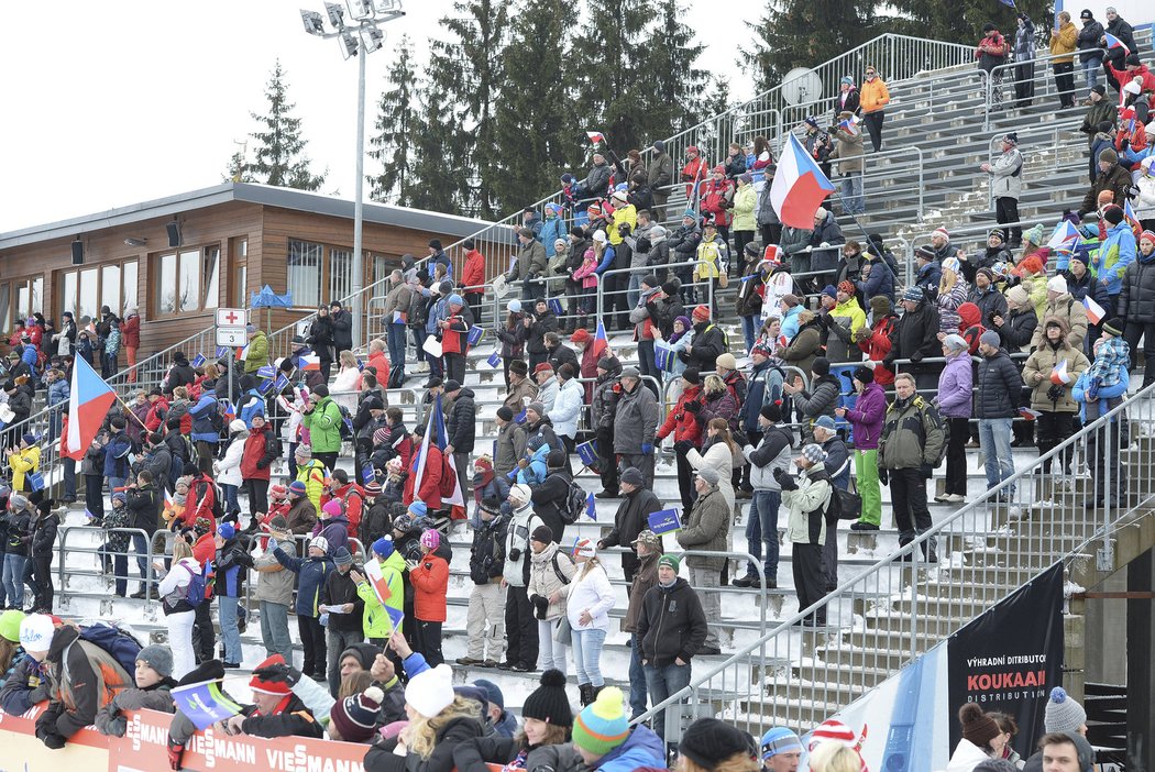 Fanoušci při štafetách Světového poháru v Novém Městě na Moravě