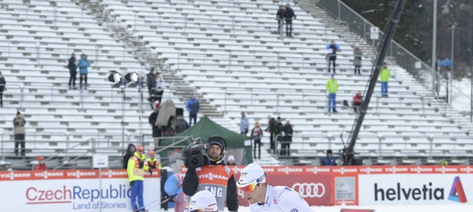 Martin Jakš na předávce posílá do štafety SP v Novém Městě na Moravě Lukáše Bauer