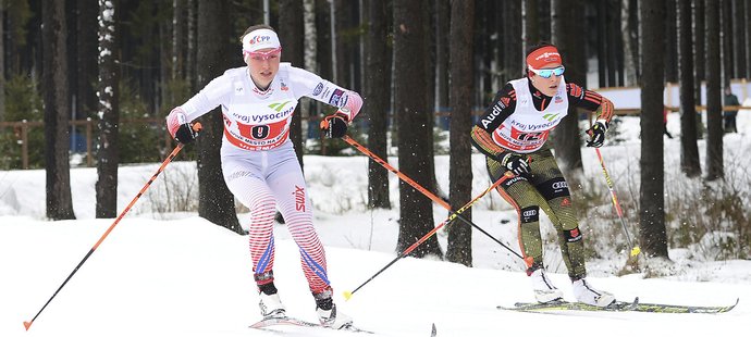 Petra Nováková (vlevo) při závodě SP v Novém Městě na Moravě