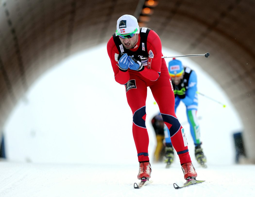 Norský finišman Petter Northug vyjíždí z tunelu na novoměstské trati