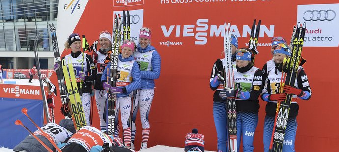 Vítězná štafeta norských lyžařek se klaní zbylým medailistkám na stupních vítězů, Američankám a Finkám