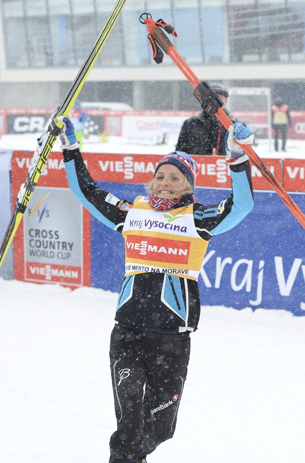 Norská vítězka Therese Johaugová se raduje po závodě na 10 km v Novém Městě na Moravě