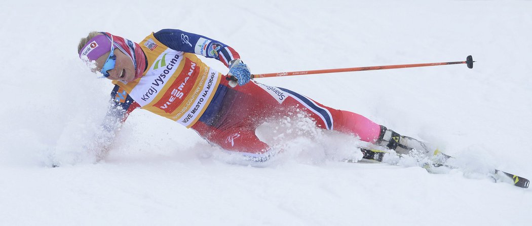 Norská lyžařka Therese Johaugová padá vyčerpáním v cíli závodu na 10 km v Novém Městě na Moravě