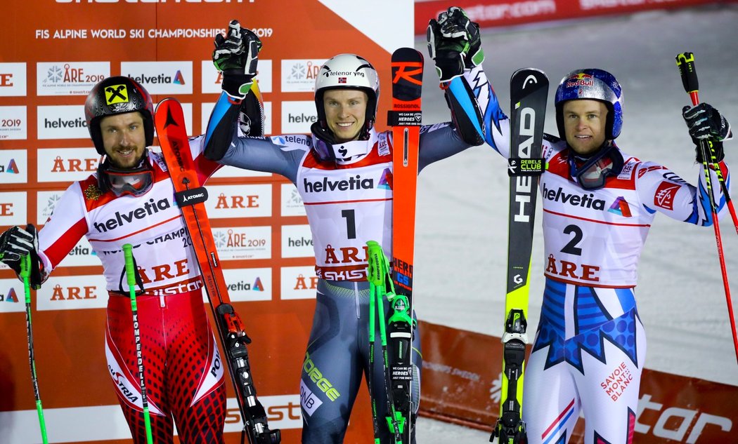 Henrik Kristoffersen získal na MS v Aare zlato v obřím slalomu, druhý byl Marcel Hirscher (vlevo) a třetí Alexis Pinturault (vpravo)