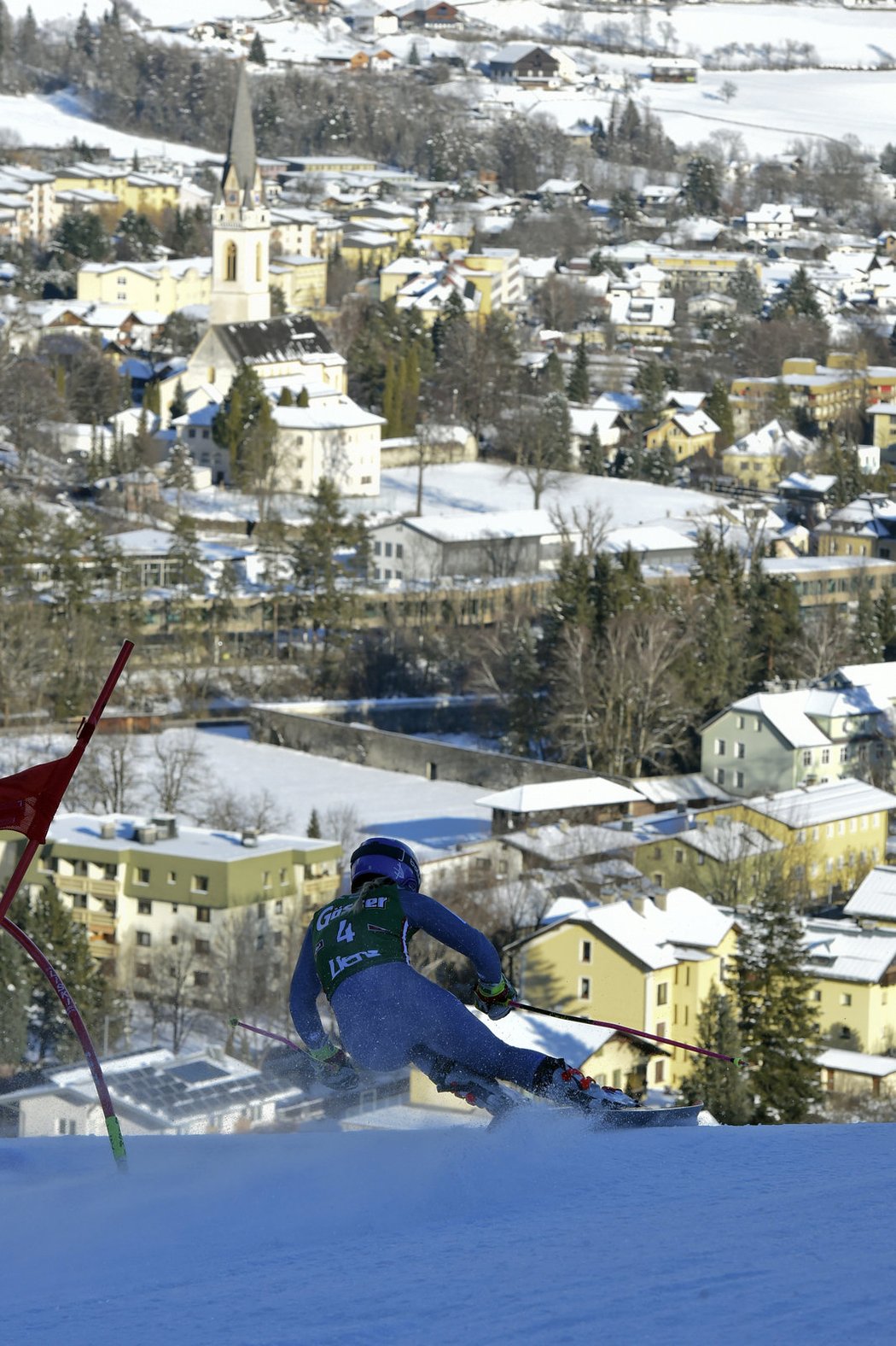 Tessa Worleyová s vyhlídkou na zasněžený Lienz