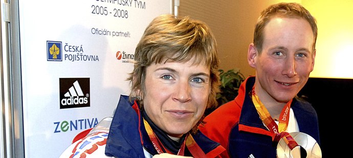 Kateřina Neumannová a Lukáš Bauer se svými medailemi z Turína. Možná je brzy vymění za cennější...