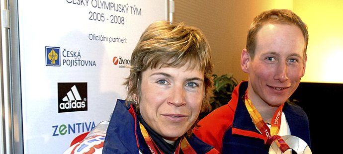 Kateřina Neumannová a Lukáš Bauer se svými medailemi z Turína