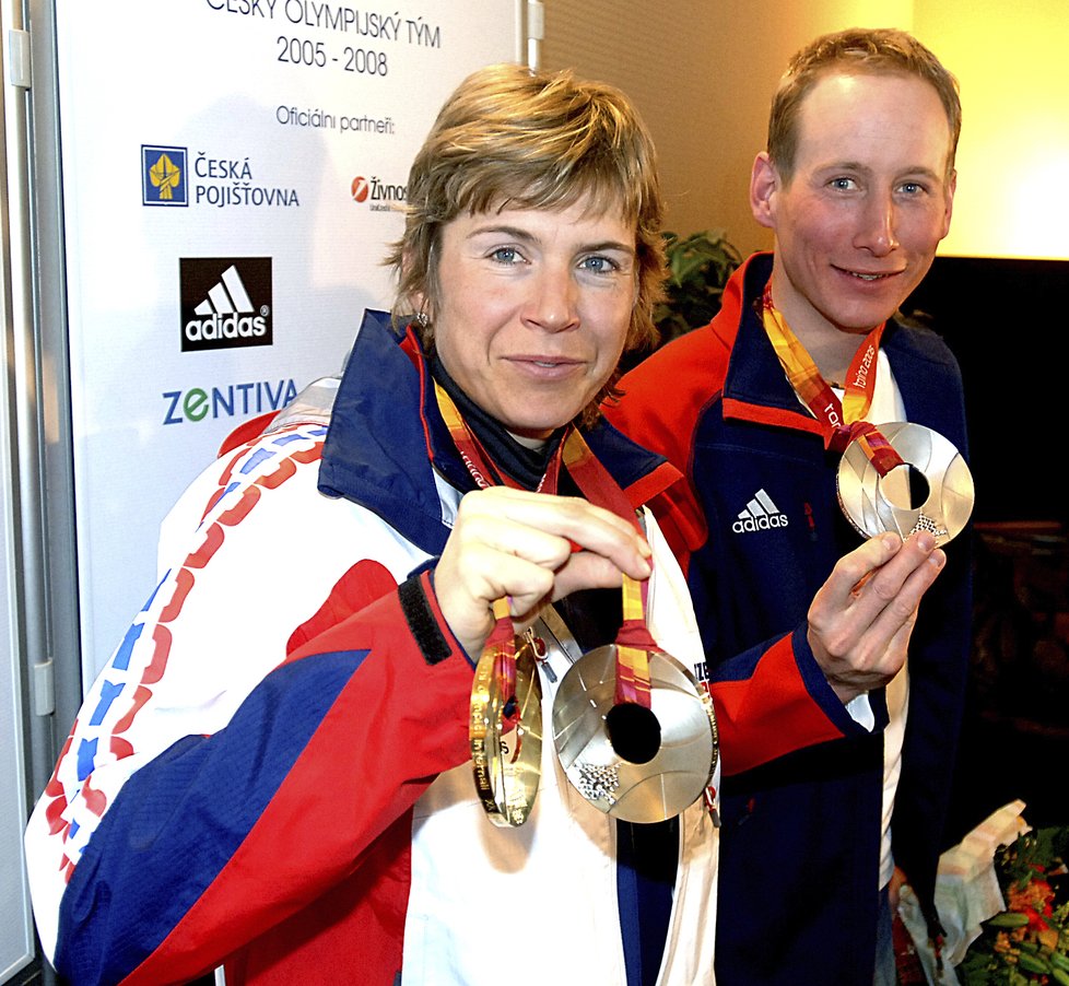 Kateřina Neumannová a Lukáš Bauer se svými medailemi z Turína