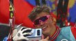 Jednadvacetiletý Nor Johannes Hoesflot Klaebo se fotí s fanoušky po triumfu ve sprintu