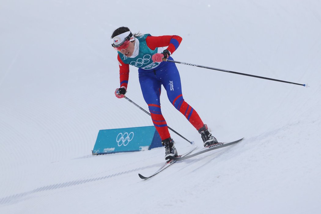 Kateřina Beroušková na trati kvalifikace sprintu lyžařek v Pchjongčchangu