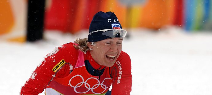 Kateřina Neumannová v euforii poté, co si dojela pro svou jedinou zlatou olympijskou medaili...