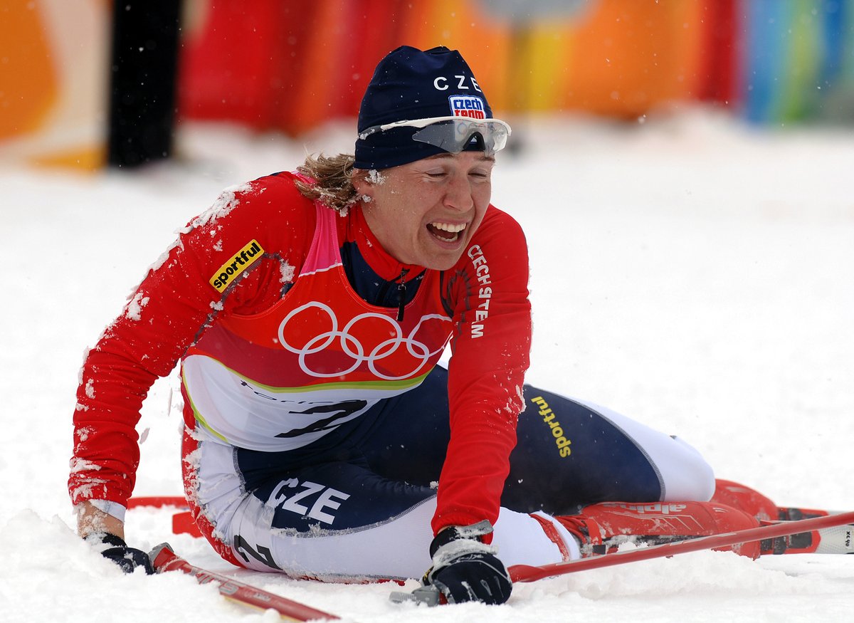 Kateřina Neumannová v euforii poté, co si dojela pro svou jedinou zlatou olympijskou medaili...