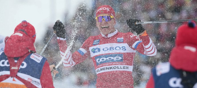Ruský lyžař Alexandr Bolšunov v cíli padesátky v Oslu