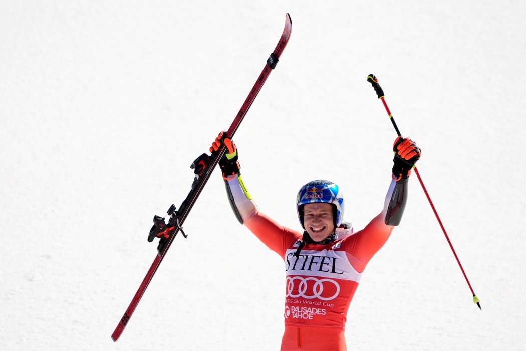 Švýcarský lyžař Marco Odermatt po svém triumfu v obřím slalomu v Palisades Tahoe, kterým potvrdil zisk velkého křišťálového globu