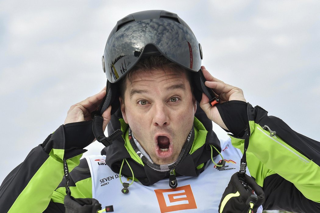 Fotbalový divočák Petr Švancara při exhibičním novinářském závodě na lyžích v Harrachově