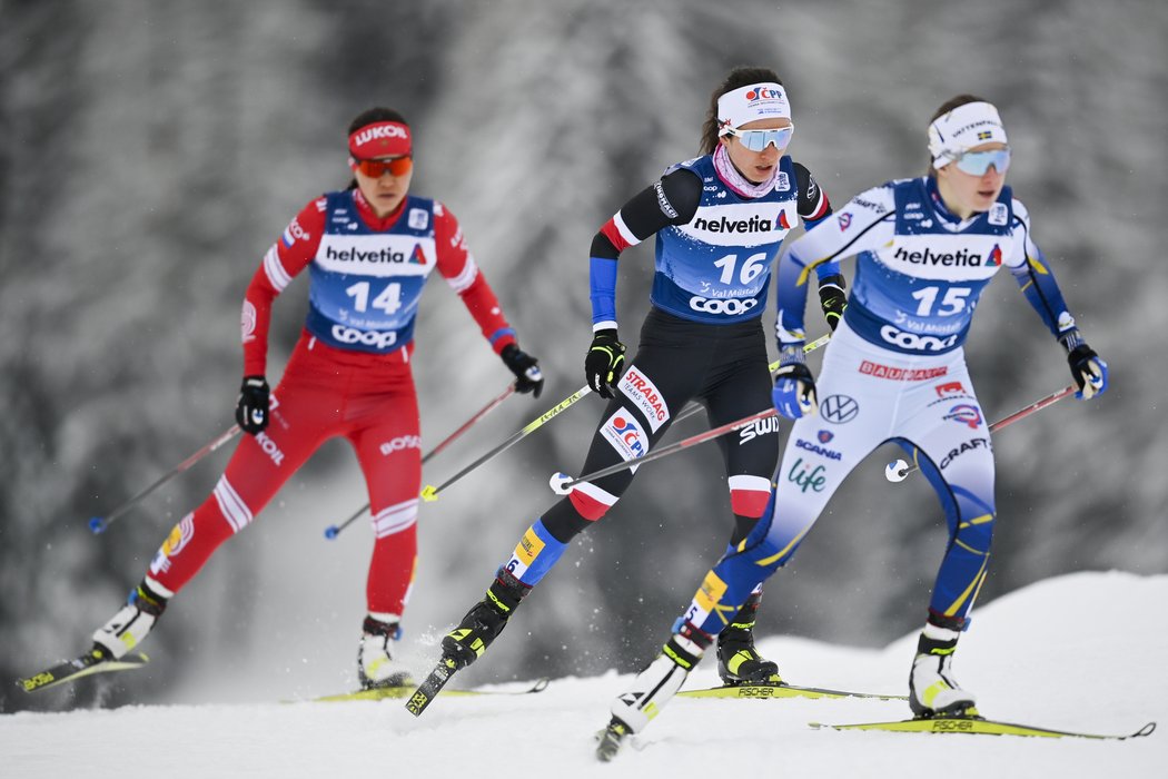 Kateřina Razýmová (uprostřed) na Tour de Ski bojuje o elitní desítku