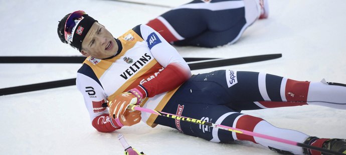 Vyšťavený norský lyžař Johannes Hösflot Klaebo po svém vítězném závodě v Ruce