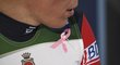 Růžová stužka, jíž dali běžci na lyžích při úvodních závodech SP v Ruce, najevo, jak podporují boj své bývalé kolegyně Kikkan Randallové s rakovinou.