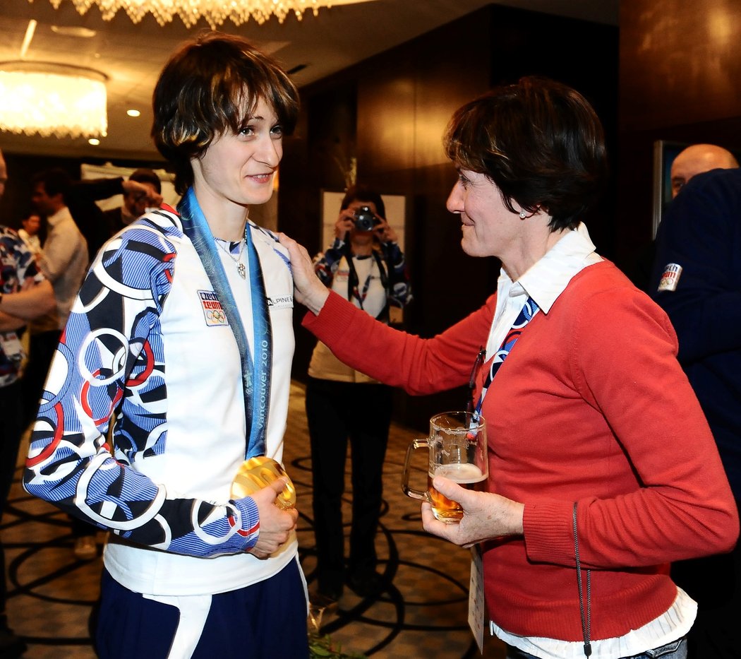 Květa Jeriová-Pecková gratuluje Martině Sáblíkové na olympiádě ve Vancouveru