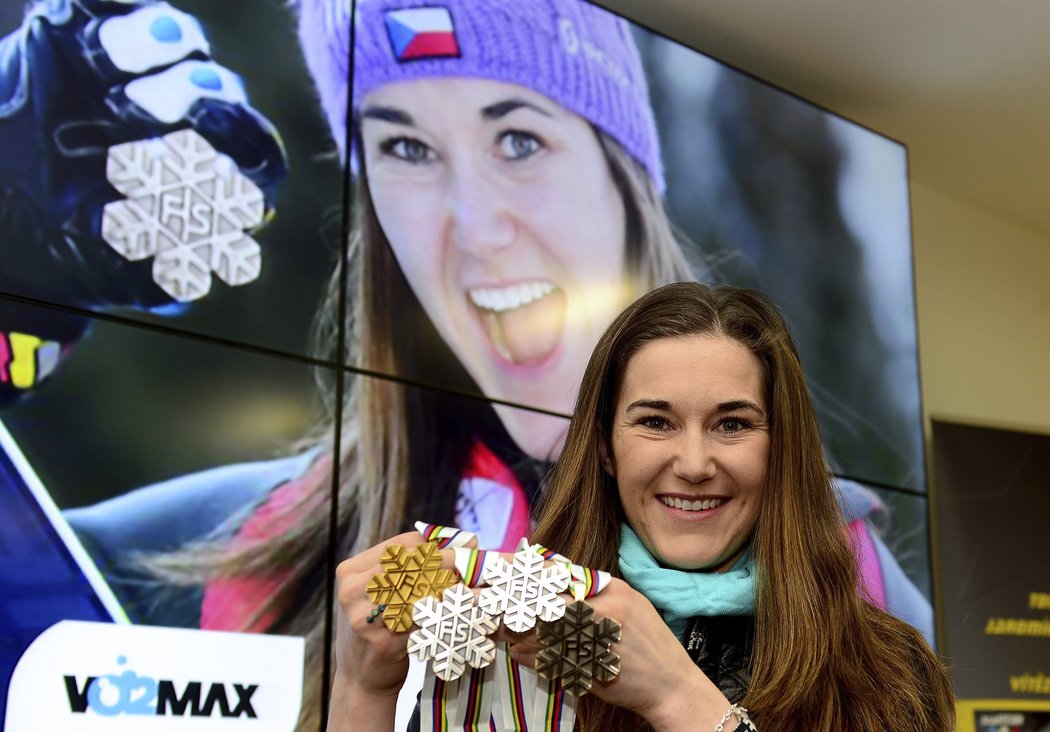 Šárka Strachová ukazuje své medaile z mistrovství světa