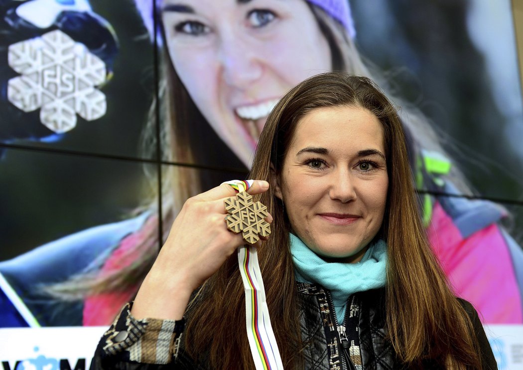 Šárka Strachová s bronzovou medailí z mistrovství světa 2015