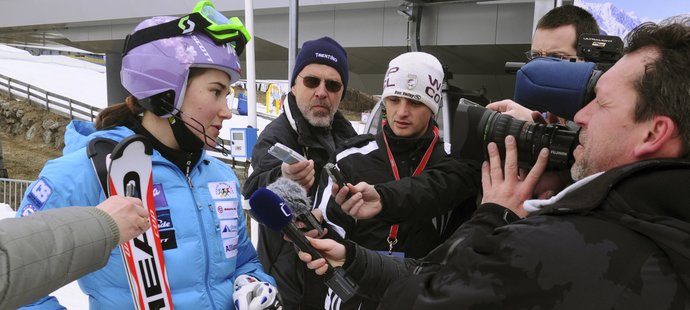 MS 2011, Záhrobská o otci, „Musím říct, že si velmi často zhluboka oddechnu, že jsem si zvolila cestu, jakou jsem si zvolila. Že už nemusím spolupracovat se svým otcem. Proč? To by bylo na dlouhé povídání. Prostě nám to spolu neklapalo. Já jsem takhle mnohem spokojenější a šťastnější. To je život. Samozřejmě že k rozchodu v roce 2009 nedošlo proto, že by nám to neklapalo jednu sezonu. Problémy byly dlouhodobě.“