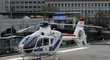 Bývalý mistr světa F1 Němec Michael Schumacher se vážně zranil při lyžování v Alpách. Lékaři na klinice v Grenoblu bojují o jeho život.