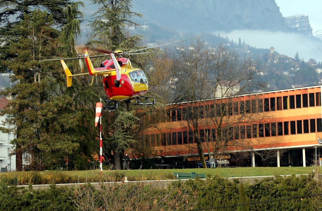 Bývalý mistr světa F1 Němec Michael Schumacher se vážně zranil při lyžování. Jeho život by ale neměl být v ohrožení. Vrtulník jej nakonec přepravil na kliniku v Grenoblu, kam za nm z Paříže vyrazil známý neurochirurg