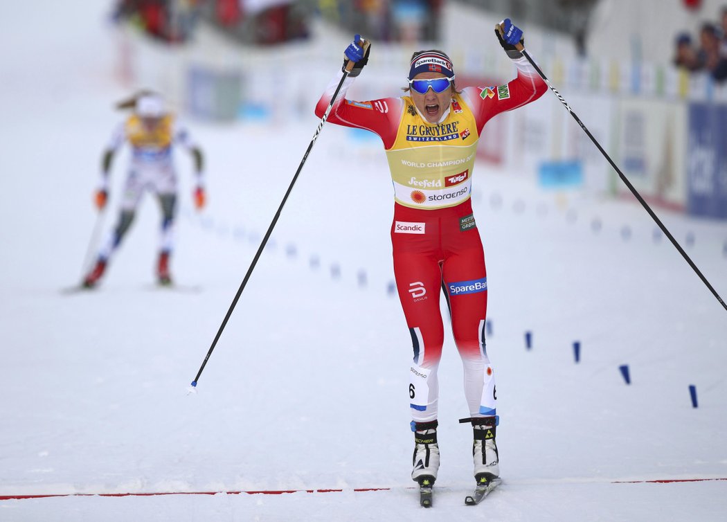 Norská běžkyně na lyžích Maiken Caspersenová Fallaová obhájila ve sprintu zlato z dva roky starého mistrovství světa v Lahti