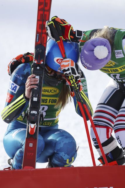 Mikaela Shiffrinová vyhrála odložený obří slalom Světového poháru v Courchevelu a oslavila emotivní první vítězství od únorového úmrtí otce
