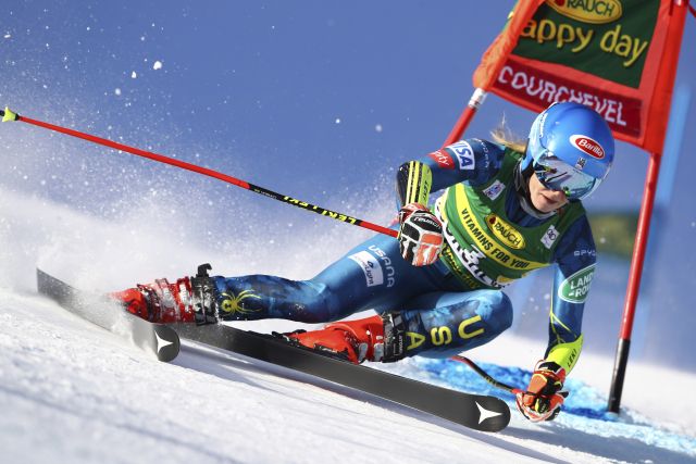 Mikaela Shiffrinová vyhrála odložený obří slalom Světového poháru v Courchevelu a oslavila emotivní první vítězství od únorového úmrtí otce