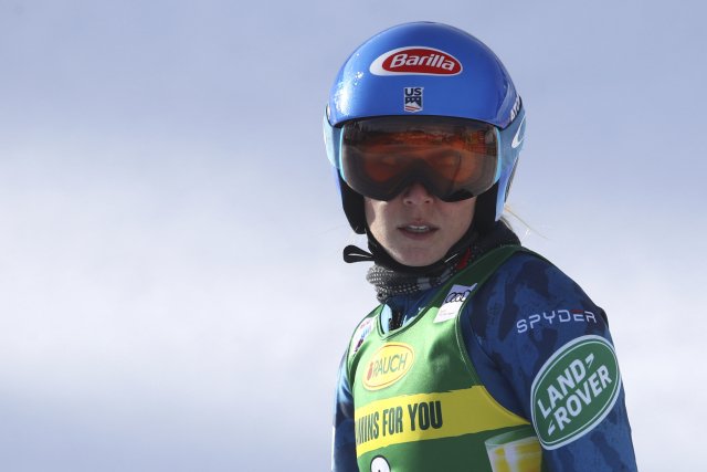 Mikaela Shiffrinová vyhrála odložený obří slalom Světového poháru v Courchevelu a oslavila emotivní první vítězství od únorového úmrtí otce