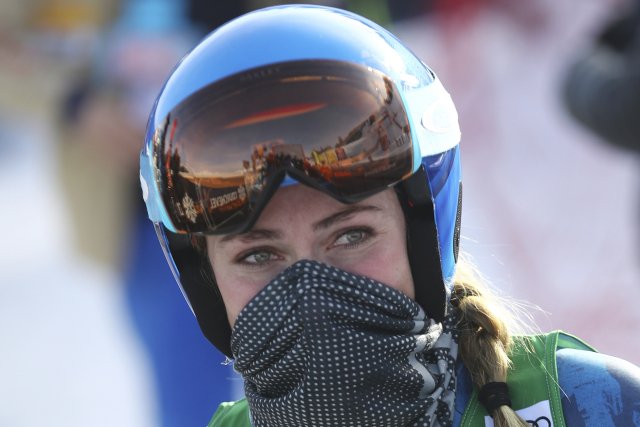 Mikaela Shiffrinová vyhrála odložený obří slalom Světového poháru v Courchevelu a oslavila emotivní první vítězství od únorového úmrtí otce