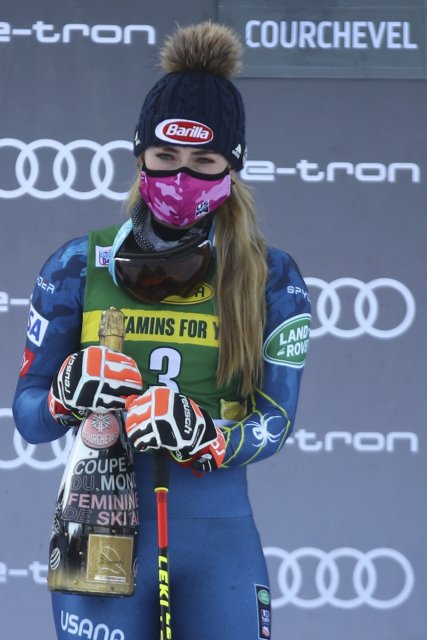 Mikaela Shiffrinová vyhrála odložený obří slalom Světového poháru v Courchevelu a oslavila emotivní první vítězství od únorového úmrtí otce