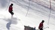 Rakouský lyžař Max Franz je odvážen ze sjezdovky po těžkém pádu v superobřím slalomu
