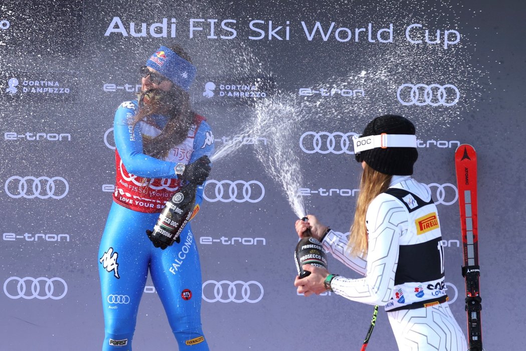 Ester Ledecká odletěla do Pekingu. Při nástupu do letadla se vyhnula davům i pozornosti.