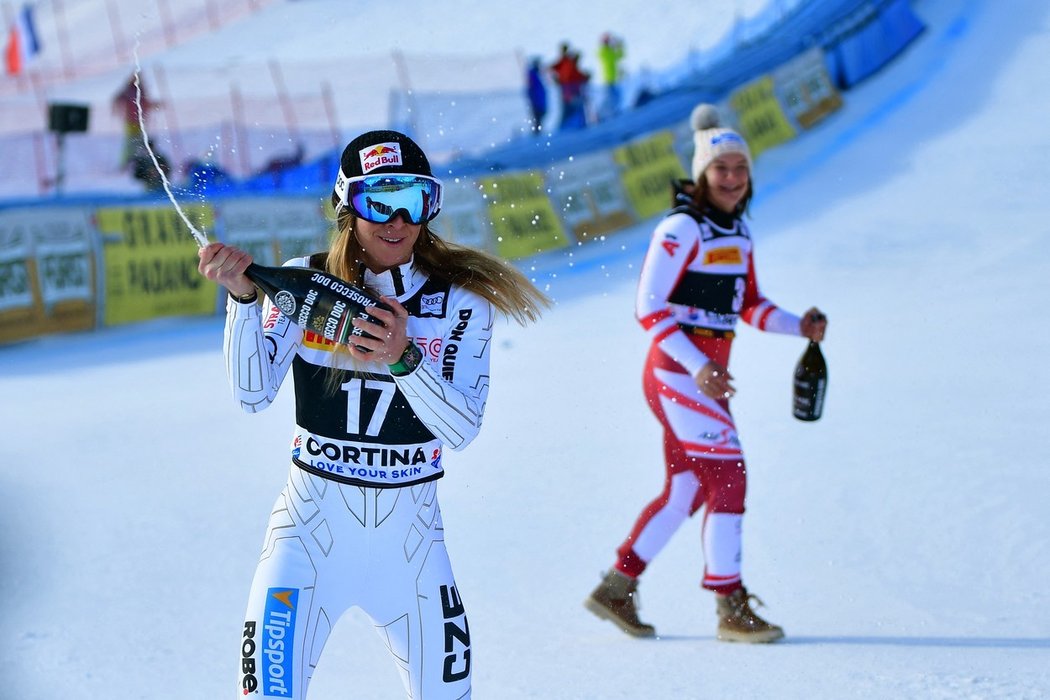 Ester Ledecká slaví svůj bronz ve sjezdu v Cortině