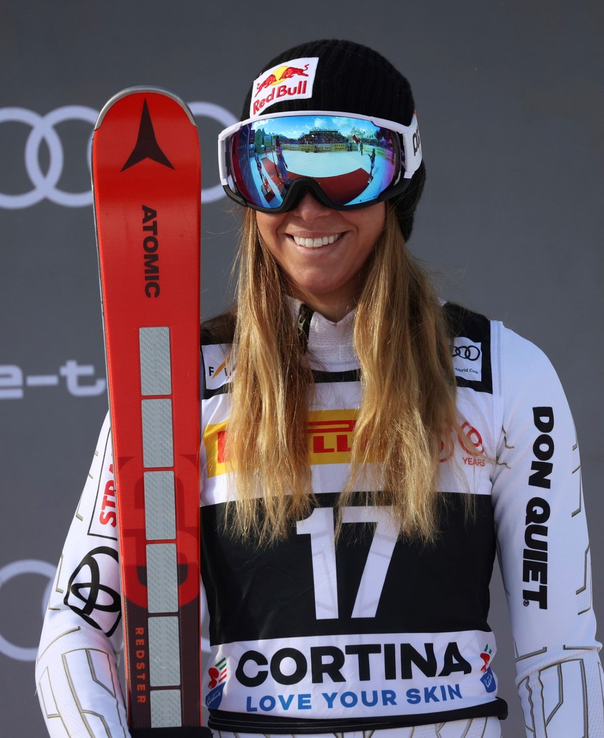 Ester Ledecká se usmívá na stupních vítězů v Cortině, kde brala ve sjezdu SP bronz