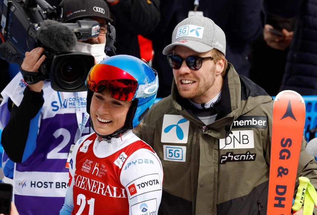 Vítězná Mikaela Shiffrinová s přítelem Aleksanderem Aamodtem Kildem